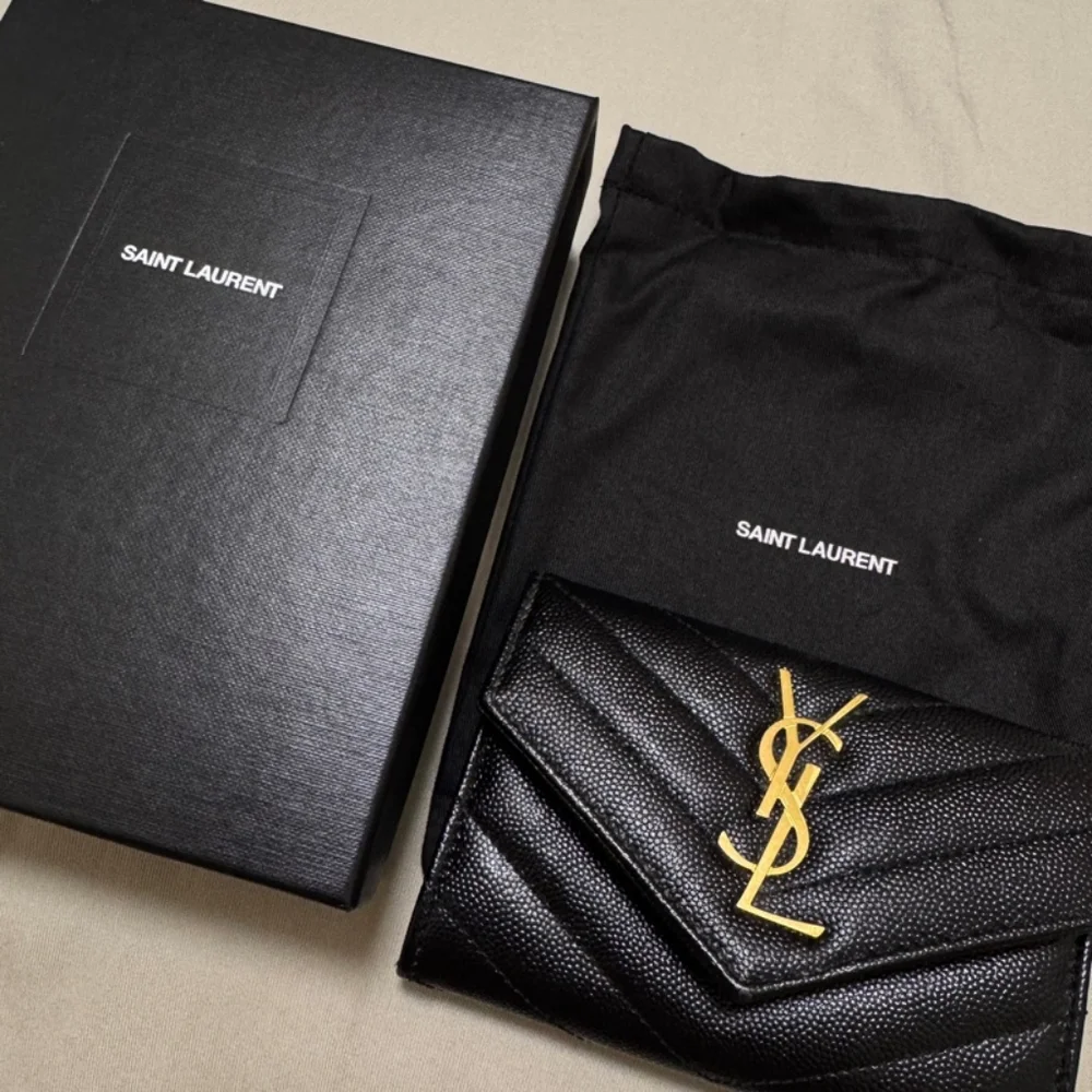 Yves Saint Laurent Monogramme Small Grain De Poudre Envelope Wallet - Picture 2 of 8